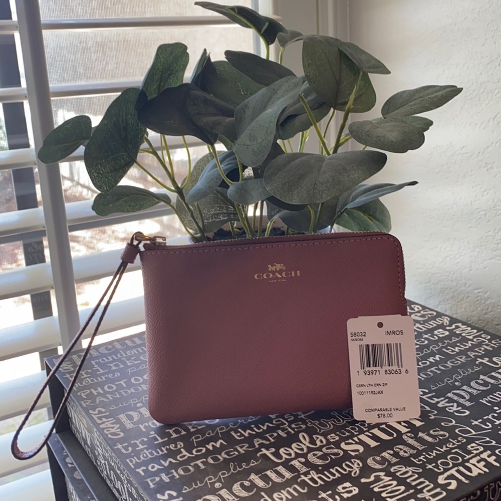NWT Coach Corner zip wristlet